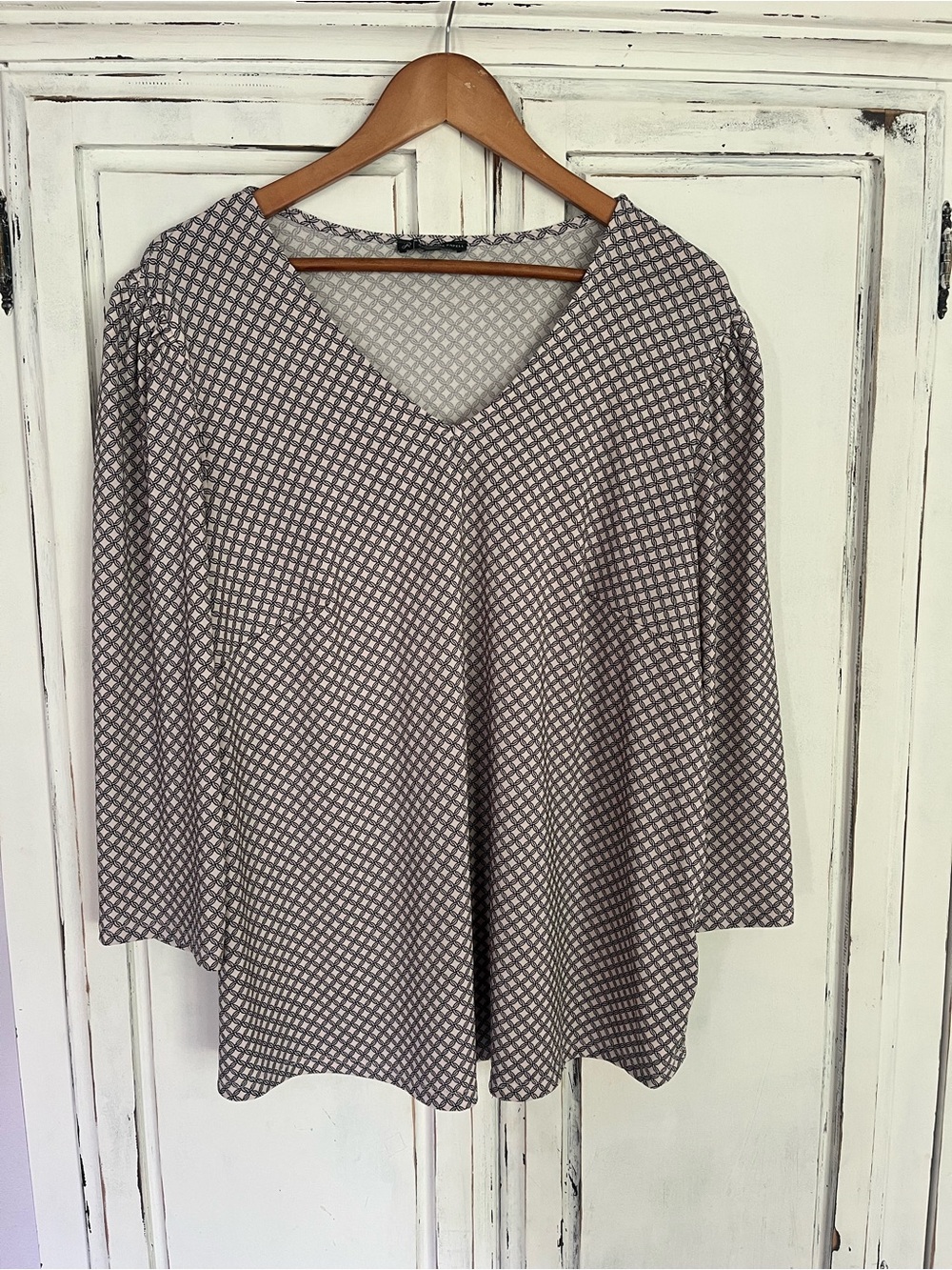 Adrianna Papell Taupe Geometric V-Neck Long Sleeve Tunic